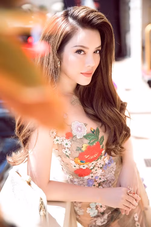 Diện bộ váy nude gợi cảm của NTK Hoàng Hải kết hợp với trang sức thương hiệu Paolo Piovan, Lý Nhã Kỳ tiếp tục thể hiện sự tinh tế trong gu thời trang.