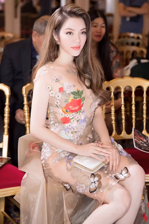 Cùng với trang phục gợi cảm, Lý Nhã Kỳ để tóc buông xõa tự nhiên.