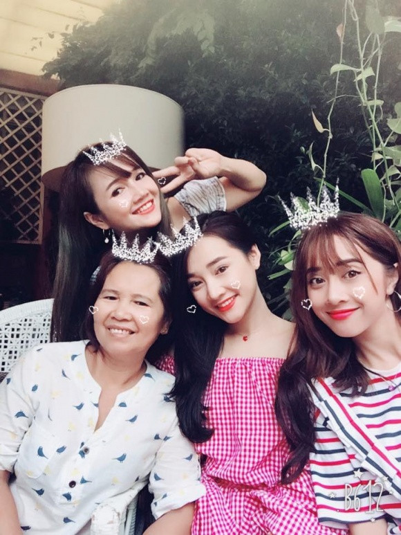 Nhã Phương là con thứ 3 trong gia đình có 5 anh chị em. Chị thứ hai và cậu em trai út của cô nàng khá kín tiếng với truyền thông. Bên cạnh đó, chị gái của Nhã Phương là Bích Trâm và Phương Anh (em gái) nhận được nhiều sự quan tâm của dư luận. Họ được đánh giá là có nhan sắc rất giống nhau từ khuôn mặt đến nụ cười.