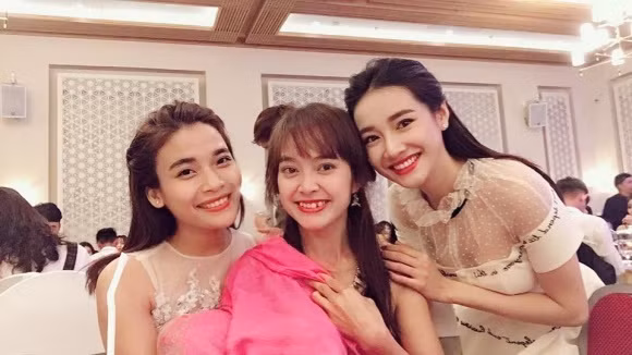 Nhã Phương rạng rỡ trong đám cưới của em gái.