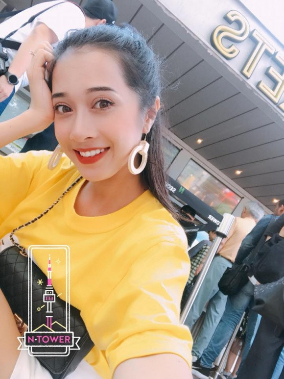 Phương Anh theo học Đại học Sân khấu Điện ảnh TP.HCM. Cô từng chia sẻ với báo chí về ước mơ theo nghề diễn giống Nhã Phương. Tuy nhiên, Phương Anh không muốn "dựa hơi" chị gái nổi tiếng mà muốn đi lên bằng khả năng của mình. Phương Anh từng góp mặt trong các bộ phim như "Phía sau tội ác", "Sóng gió gia đình", "Cỏ dại"... Cô nàng sở hữu gương mặt xinh đẹp và vóc dáng cân đối. Tuy nhiên, để nổi tiếng như chị, Phương Anh cần cố gắng nhiều hơn.