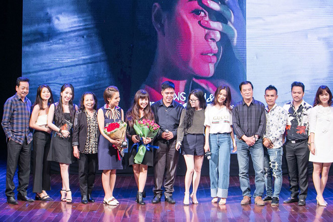 Gia đình và các thầy, các bạn tới chúc mừng Linh ra mắt tự truyện.