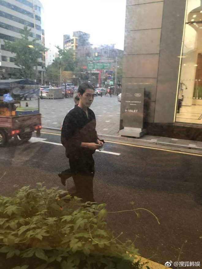 Fan xot hinh anh Kim Woo Bin gay go sau mot nam tri ung thu