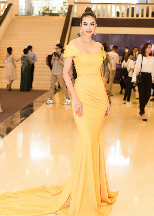 Cùng với chiếc váy tôn dáng, nàng hoa hậu chọn lối trang điểm thanh lịch, mái tóc búi cao.