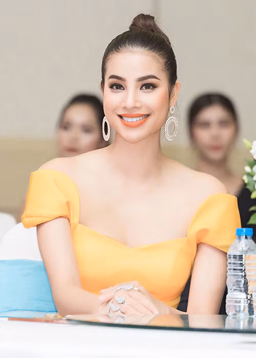 Người đẹp cũng tiết lộ, trong tháng 4 cô sẽ có nhiều chuyến xuất ngoại như: lưu diễn tại Nhật Bản, chuyến đi đặc biệt đến Indonesia và quay quảng cáo tại châu Âu.