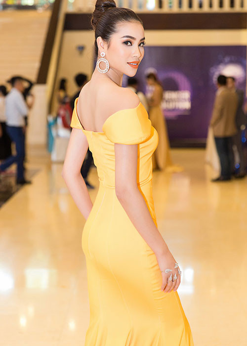 Phạm Hương xuất hiện lộng lẫy tại một sự kiện mới đây. Cô diện bộ đầm dạ hội của NTK Đỗ Long, khoe vóc dáng quyến rũ.