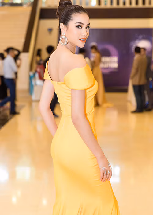 Phạm Hương xuất hiện lộng lẫy tại một sự kiện mới đây. Cô diện bộ đầm dạ hội của NTK Đỗ Long, khoe vóc dáng quyến rũ.