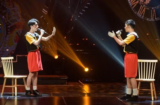 Trận đấu song ca duy nhất trong tập 11 The Debut là cuộc đối đầu giữa bộ đôi Hoàng Phương và Quốc Trung của đội Hoàng Thuỳ Linh với hai thí sinh Quốc Anh và Quốc Đạt từ đội Đức Phúc. Thể hiện ca khúc “Skyfall” với tạo hình James Bond trong phim điện ảnh “Điệp viên 007”, Hoàng Phương và Quốc Trung đã nhận được 6 phiếu bình chọn từ Hội nhà nghề. Với phần trình diễn ca khúc “Pinocchio” và hoá thân thành nhân vật “chú bé nói dối”, Quốc Anh và Quốc Đạt đã đem về chiến thắng thứ hai cho Oraz Đức Phúc với 9 phiếu bình chọn của Hội nhà nghề.