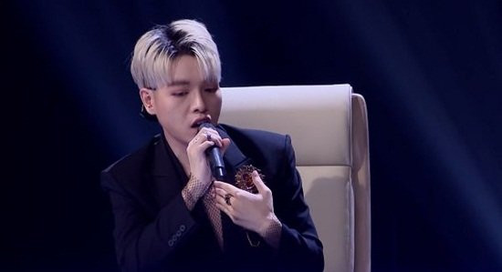 Trước thái độ có phần gay gắt của Hoàng Thuỳ Linh trên ghế nóng, Đức Phúc khẳng định: “Việc non và xanh hay không tất cả đã được chứng minh khi em ngồi ở đây, cùng với chị và chị Tràm. Mỗi người sẽ có một quan điểm khác nhau, trải nghiệm khác nhau”.