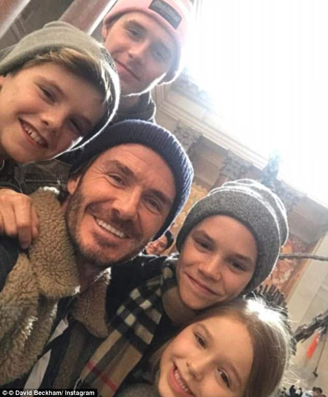 Ông bà Becks có 4 đứa con xinh đẹp: Brooklyn, Romeo, Cruz và công chút út Harper.