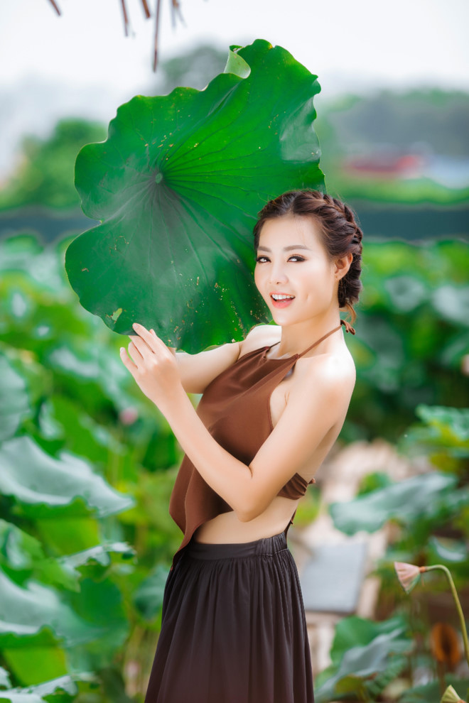 Cận cảnh nhan sắc của Thanh Hương khi mặc áo yếm khoe khéo bờ vai trần gợi cảm cùng vòng eo con kiến.