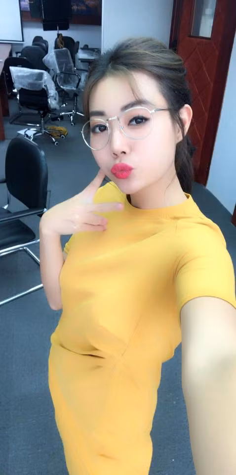 Ngoài những hình ảnh mặc áo yếm gợi cảm, Thanh Hương mặc trang phục đời thường cũng đủ "đốn tim" người nhìn.