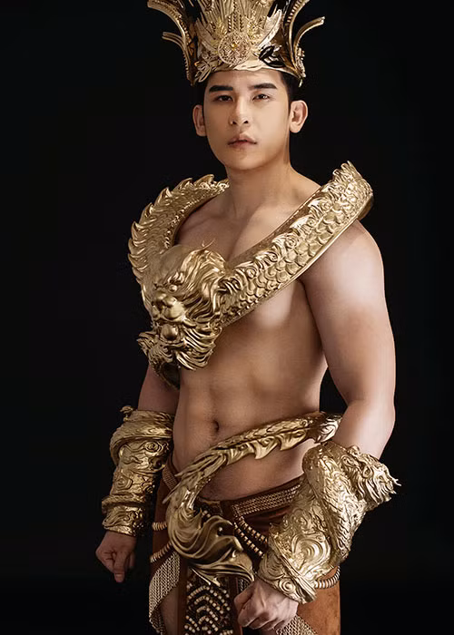 Minh Trung sinh năm 1992, cao 1m84, cân nặng 78kg. Anh từng đoạt giải bạc Siêu mẫu Việt Nam 2013. Ngoài ra Minh Trung còn góp mặt trong nhiều gameshow và đã cho ra mắt MV "Mối tình đầu" song ca với nữ ca sĩ Mlee.