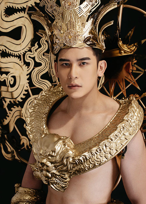 Siêu mẫu Minh Trung vừa tiết lộ hình ảnh trang phục dân tộc mang đến cuộc thi Mister International 2018. Bộ trang phục do NTK Lê Thanh Hoà thực hiện với ý tưởng khởi nguồn từ truyền thuyết “Con Rồng cháu Tiên”.
