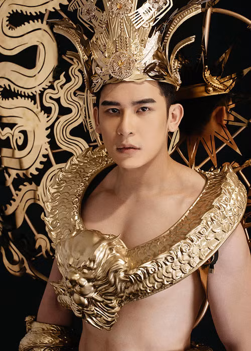 Siêu mẫu Minh Trung vừa tiết lộ hình ảnh trang phục dân tộc mang đến cuộc thi Mister International 2018. Bộ trang phục do NTK Lê Thanh Hoà thực hiện với ý tưởng khởi nguồn từ truyền thuyết “Con Rồng cháu Tiên”.