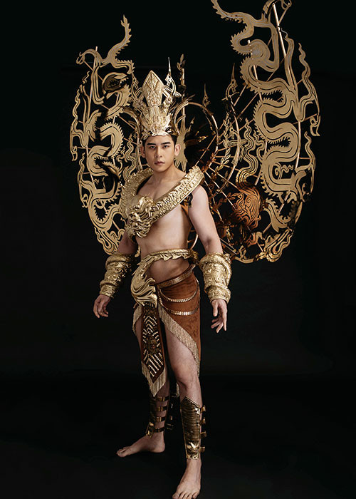 Đặc biệt, áo giáp và giáp tay được đúc đồng và trạm trổ hình ảnh rồng uốn lượn cùng hoa văn họa tiết Lạc Việt. Thân rồng được thiết kế thành cầu vai áo làm cho Minh Trung thêm phần oai vệ và dũng mãnh.