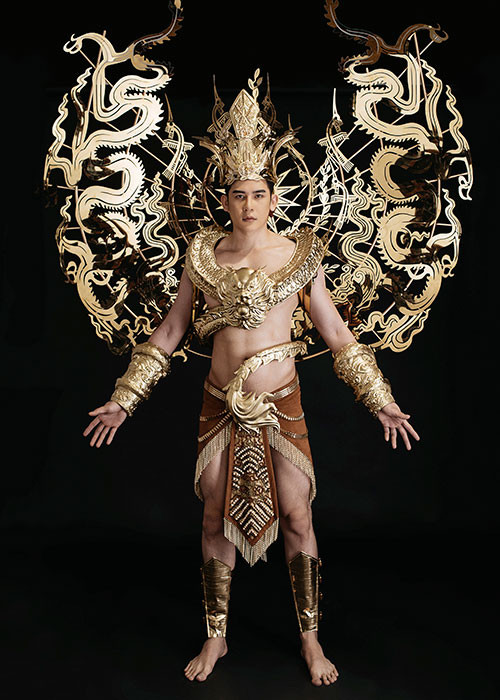 Thiết kế bao gồm phần áo giáp, khố, giáp tay, giáp chân và mũ đội đầu cùng phần cánh phía sau để tăng thêm phần uy quyền, oai phong.