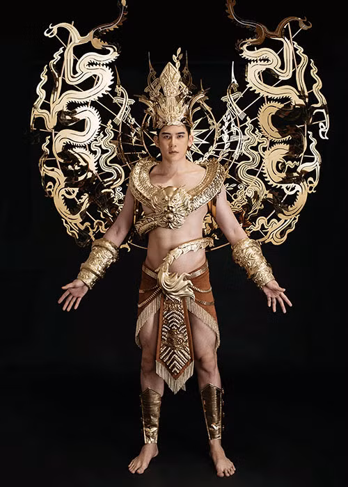 Thiết kế bao gồm phần áo giáp, khố, giáp tay, giáp chân và mũ đội đầu cùng phần cánh phía sau để tăng thêm phần uy quyền, oai phong.