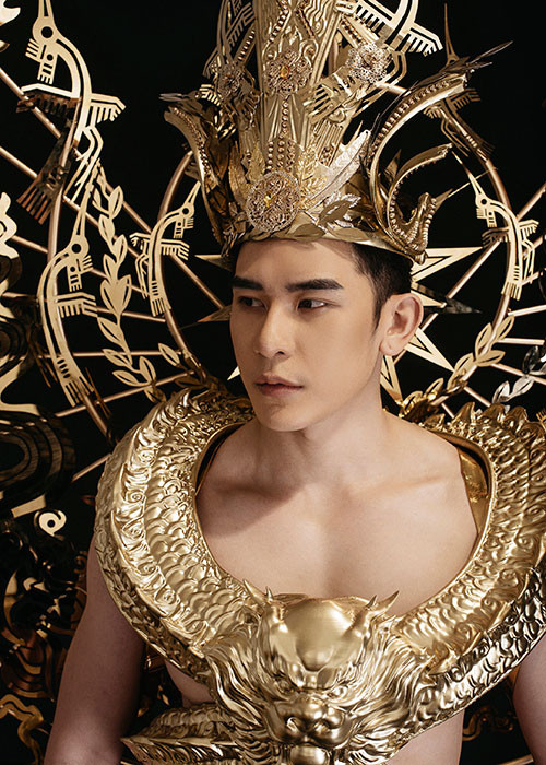 Trang phục dân tộc của Minh Trung nặng hơn 40kg, được Lê Thanh Hòa thực hiện trong thời gian hơn 2 tháng.