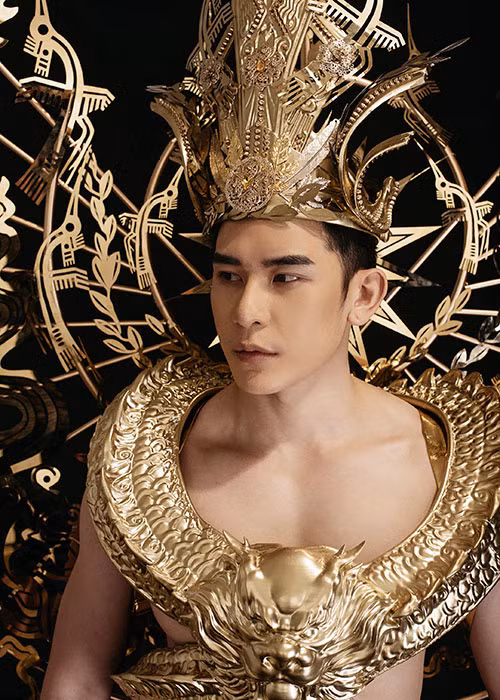 Trang phục dân tộc của Minh Trung nặng hơn 40kg, được Lê Thanh Hòa thực hiện trong thời gian hơn 2 tháng.