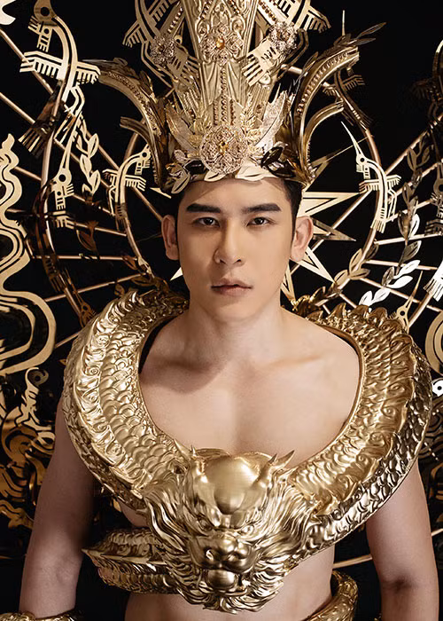 Họa tiết Rồng thời Lý và chim Lạc đại diện cho “Rồng” và “Tiên” cùng biểu tượng bông lúa nước trên đôi cánh được NTK Lê Thanh Hòa kết hợp bằng kỹ thuật cắt khắc laze và trạm trổ kim loại khắc họa hình ảnh trống đồng Việt Nam. Bên cạnh đó, phần mão đội đầu, khố che thân và giáp chân cũng được chăm chút tỉ mỉ để tạo cho bộ trang phục một tổng thể hài hòa.