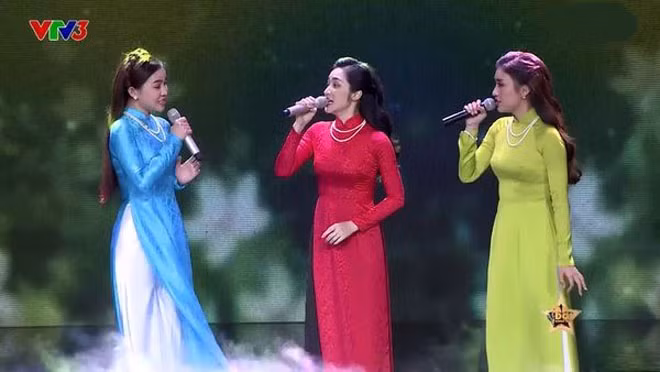 Hoà Minzy bị cho là mặc sai trang phục và giành vị trí đứng với đồng nghiệp.