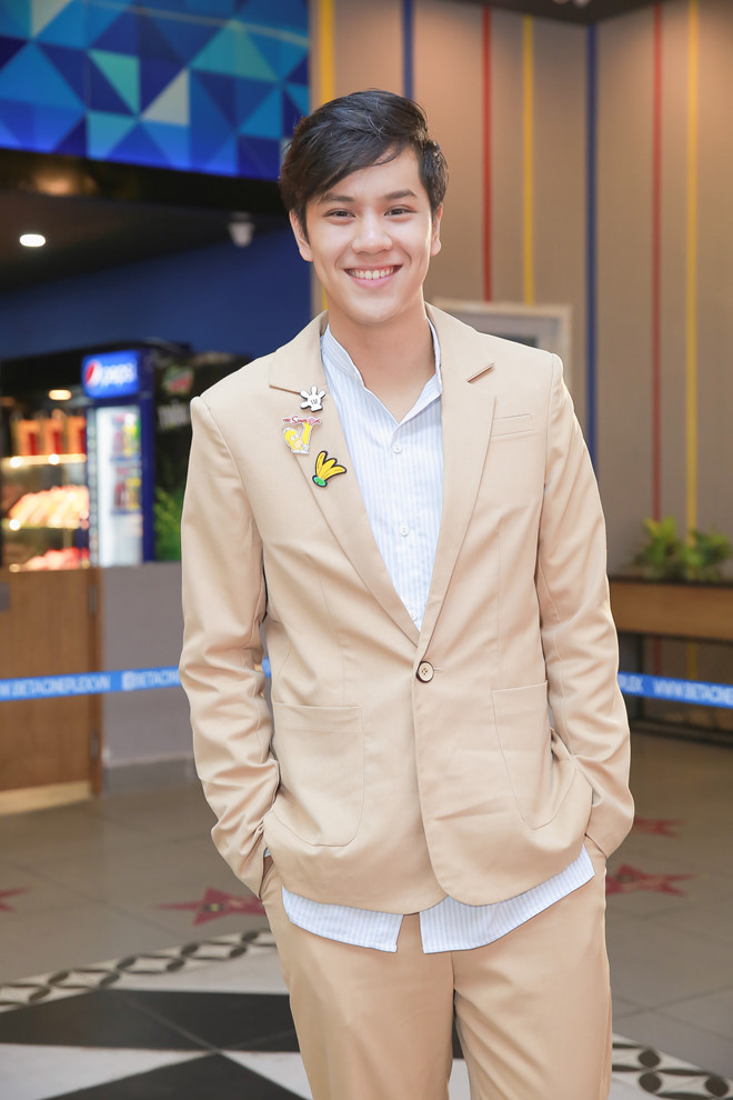 Nanon Korapat, diễn viên 17 tuổi của Thái lần đầu dóng phim Việt Nam, cho biết: "Đây là lần đầu tiên tôi nói tiếng Việt trong một bộ phim. Điều đó yêu cầu tôi phải hiểu rõ cảnh mình xuất hiện, nắm rõ tâm lý của nhân vật để thể hiện tốt vai diễn".