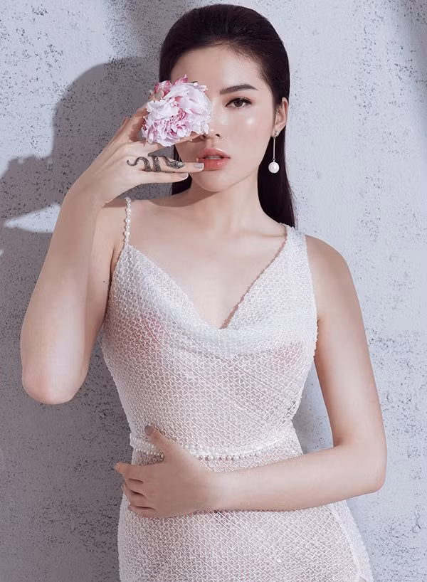 Kể từ khi công khai nâng cấp vòng một, Hoa hậu Kỳ Duyên không ngại việc khoe vóc dáng gợi cảm, phong cách cùng từ đó trở nên táo bạo hơn xưa.