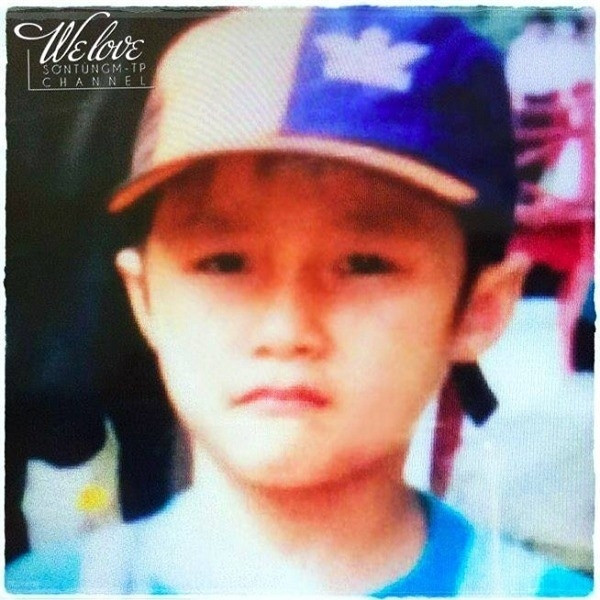 Ngay từ khi 3 tuổi Sơn Tùng đã “ đốn tim” người hâm mộ bởi nụ cười chết người này. Nét bụ bẫm và đáng yêu của Sơn Tùng ngày còn bé khiến cho người đối diện nhìn vào thích thú. Ngay cả khi anh lớn hơn một chút, thì ngoại hình vẫn không hề thay đổi ngoài gương mặt bầu bĩnh hơn một chút.