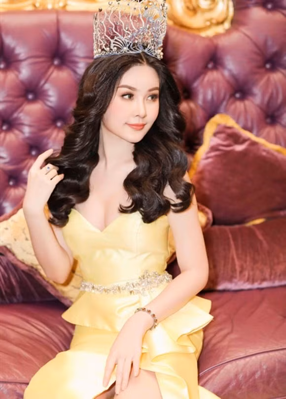 Hoa hậu Đại Dương Ngân Anh xúc động chia sẻ khi tham gia buổi tiệc cám ơn của ban tổ chức sau gần nửa năm đăng quang: "Hôm nay, sau 5 tháng, được đội chiếc vương miện trên đầu, tôi cảm nhận được sức nặng của nó. Nhưng với lần này, tôi cảm nhận được sự chắc chắn, sáng đẹp và trân quý hơn rất nhiều".