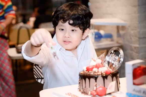 Hình ảnh đáng yêu của con trai Trương Quỳnh Anh trong tiệc sinh nhật.