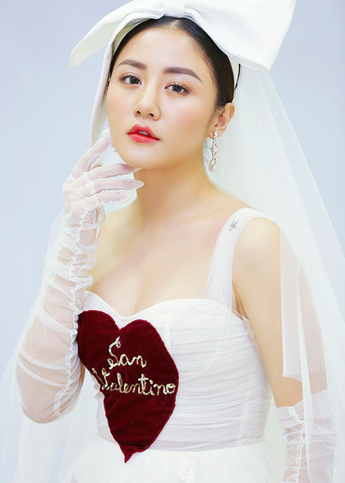 Ca sĩ Văn Mai Hương chia sẻ: “Một ngày hay trăm năm” là bài hát tôi ưng ý ở cả giai điệu lẫn ca từ. Đây cũng là ca khúc tôi thu âm nhanh nhất và không giấu được sự xúc động trong vòng 1 tiếng làm việc với ê-kíp phòng thu".