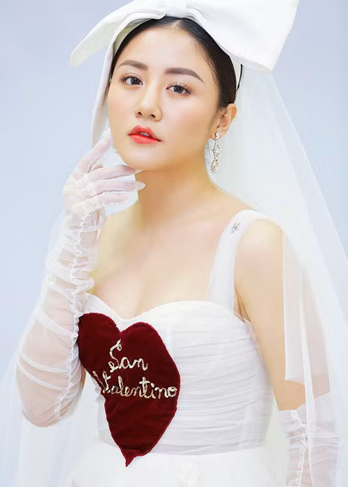 Ca sĩ Văn Mai Hương chia sẻ: “Một ngày hay trăm năm” là bài hát tôi ưng ý ở cả giai điệu lẫn ca từ. Đây cũng là ca khúc tôi thu âm nhanh nhất và không giấu được sự xúc động trong vòng 1 tiếng làm việc với ê-kíp phòng thu".