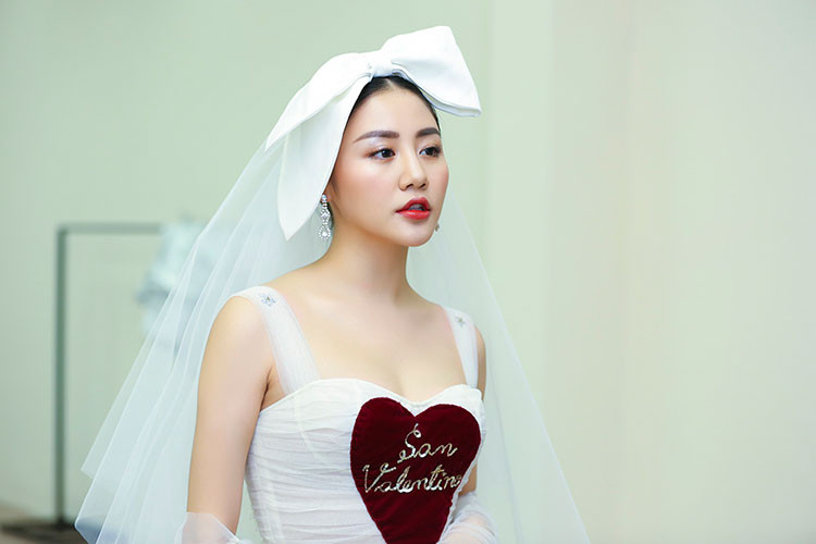 Nữ ca sĩ cũng tất bật với các show diễn lớn ở cả 2 miền Nam, Bắc. Bên cạnh đó, Văn Mai Hương đang hoàn thiện một số dự án, hứa hẹn sớm ra mắt công chúng trong thời gian tới.