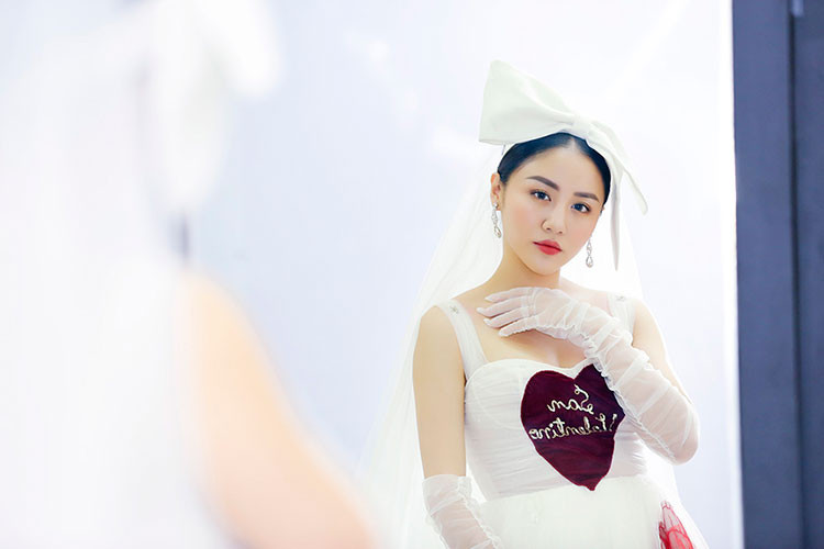 Tối 13/5, Văn Mai Hương trở thành khách mời đặc biệt trong chung kết “Sing My Song 2018”. Xuất hiện trong hậu trường, Văn Mai Hương gây chú ý khi hóa thân thành cô dâu xinh đẹp, dịu dàng.