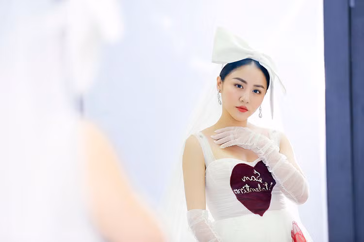 Tối 13/5, Văn Mai Hương trở thành khách mời đặc biệt trong chung kết “Sing My Song 2018”. Xuất hiện trong hậu trường, Văn Mai Hương gây chú ý khi hóa thân thành cô dâu xinh đẹp, dịu dàng.