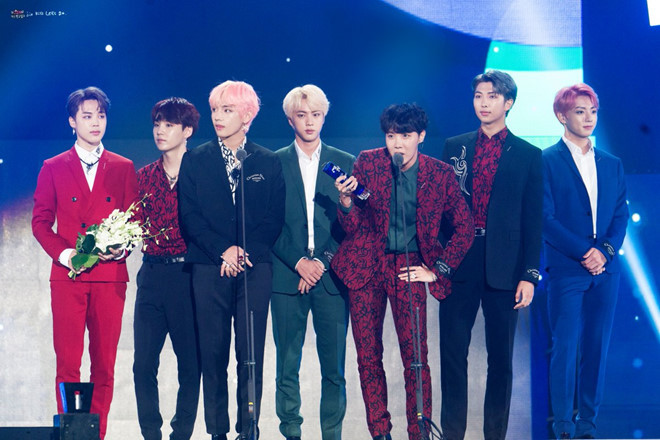 Hoa Minzy xong vao hau truong dem nhac co BTS gay buc xuc