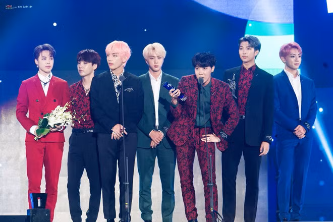 Hoa Minzy xong vao hau truong dem nhac co BTS gay buc xuc