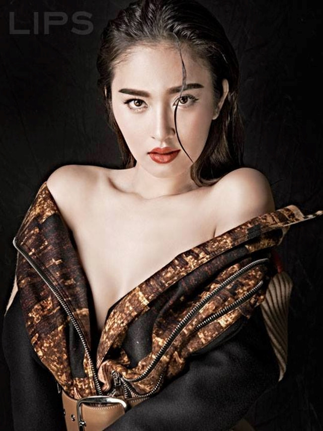 Năm 17 tuổi, cuộc đời của Nong Poy rẽ sang một trang mới khi quyết định phẫu thuật chuyển giới. Chia sẻ với truyền thông, cô cho biết bản thân rất hạnh phúc khi được sống là chính mình, dù bác sĩ nói cô có thể bị giảm 20 năm tuổi thọ.