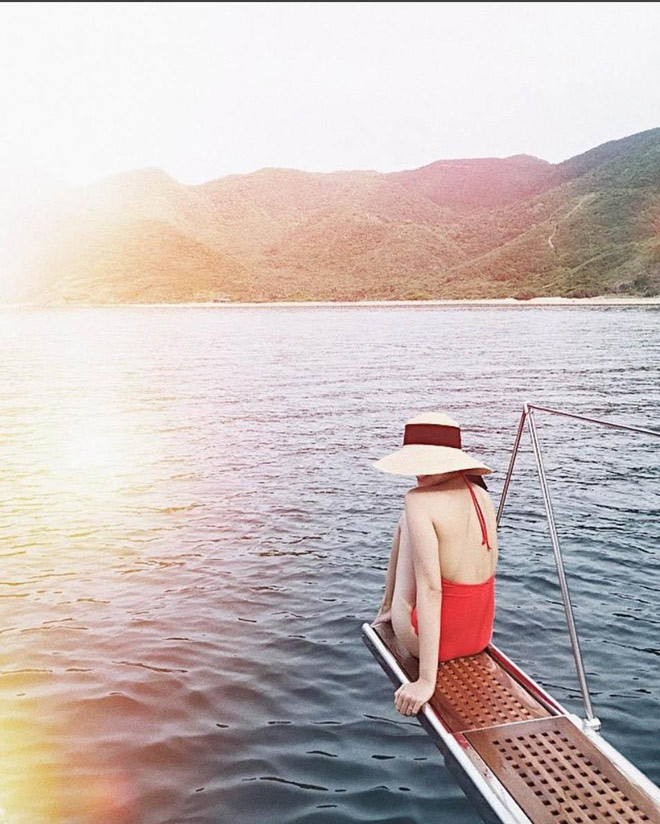 Một bức ảnh khác của Tăng Thanh Hà mới đăng tải đã nhận được hơn gần 50.000 lượt like trên trang cá nhân đủ thấy sức hút lớn mức nào. Độ nóng từ cái tên Hà Tăng không giảm nhiệt sau khi cô lui về "ở ẩn" để lập gia đình, sinh con.