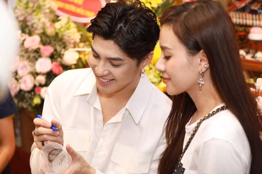 Noo Phước Thịnh ký tặng fan.
