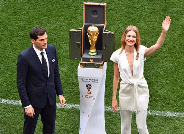 Trước đó cô cũng vinh dự được rước chiếc cúp vàng danh giá trong đêm khai mạc World Cup 2018. Khi đó người đẹp chọn một thiết kế tông trắng thanh lịch với những khoảng hở được cắt xẻ táo bạo.