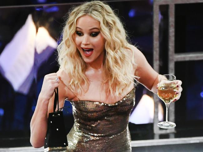 Jennifer Lawrence không ngần ngại vén váy leo ghế tại Oscar 2018.