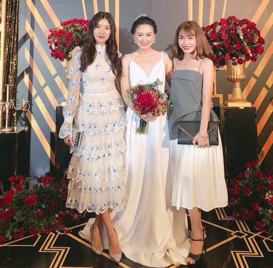 Á hậu Thúy Vân mừng cưới người đẹp Thanh Nhàn. Thúy Vân từng có giai đoạn hẹn hò với hôn phu hiện tại của Lan Khuê.