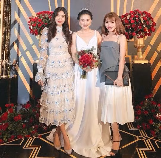 Á hậu Thúy Vân mừng cưới người đẹp Thanh Nhàn. Thúy Vân từng có giai đoạn hẹn hò với hôn phu hiện tại của Lan Khuê.