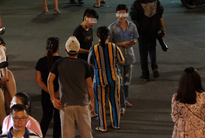 Hoạt động cò mối vé chợ đen diễn ra khá công khai.