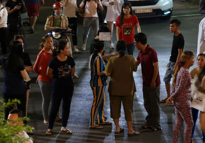 Hoạt động trao đổi thu hút sự chú ý của người dân khu vực diễn ra đêm nhạc.