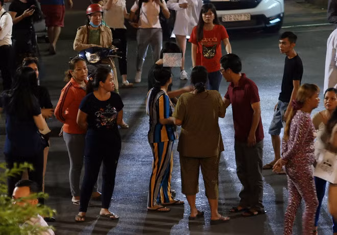 Hoạt động trao đổi thu hút sự chú ý của người dân khu vực diễn ra đêm nhạc.