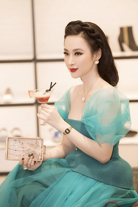 Mỗi lần xuất hiện tại sự kiện, Angela Phương Trinh luôn đầu tư rất kỹ cho hình ảnh của mình, xứng đáng với ngôi vị "nữ hoàng chiêu trò trên thảm đỏ" mà nhiều fan đã phong tặng cho cô.