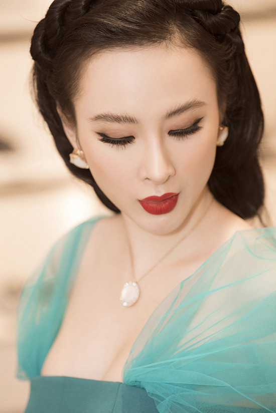 Người đẹp chọn mẫu váy xanh được Nguyễn Công Trí thiết kế riêng cho cô. Chiếc váy xanh cup ngực với phần voan chờm qua 2 bờ vai giúp diễn viên Angela Phương Trinh khoe vòng 1 đầy đặn và nước da trắng không tỳ vết.